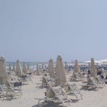 DOPO IL MALTEMPO  TUTTI IN SPIAGGIA, A SENIGALLIA ARRIVANO I TURISTI