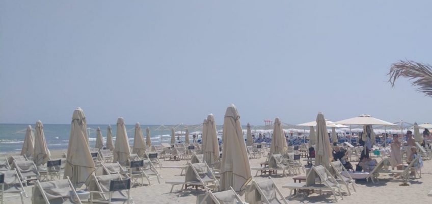 DOPO IL MALTEMPO  TUTTI IN SPIAGGIA, A SENIGALLIA ARRIVANO I TURISTI