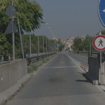 PONTE SAN CARLO, SI PASSA ANCHE CON IL DIVIETO