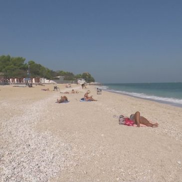 IL SOLE E I BAGNANTI CI SONO MA GLI STABILIMENTI NO