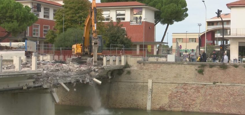 INIZIATA LA DEMOLIZIONE DEL PONTE GARIBALDI