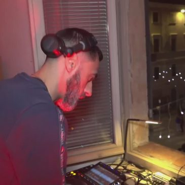 AD OSIMO DJ DAL PALAZZO COMUNALE TRASFORMANO LA PIAZZA IN DISCOTECA