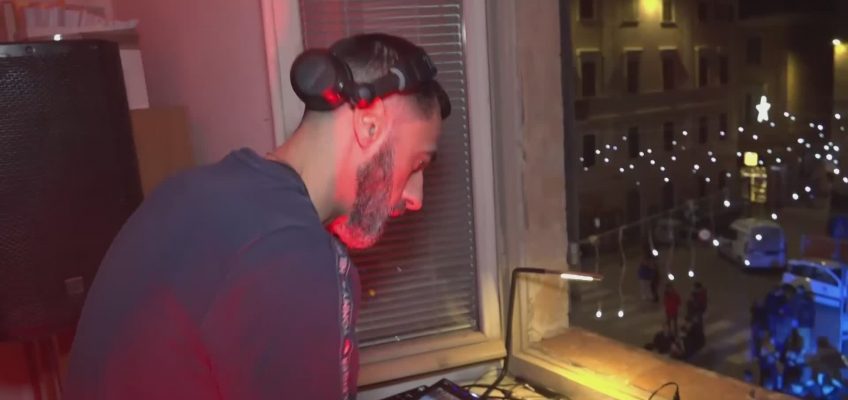 AD OSIMO DJ DAL PALAZZO COMUNALE TRASFORMANO LA PIAZZA IN DISCOTECA