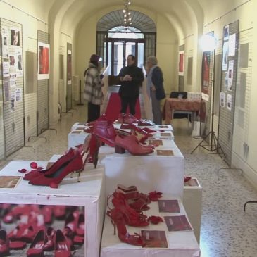 FERMO, LA MOSTRA DI SCARPE ROSSE PER DIRE NO ALLA VIOLENZA