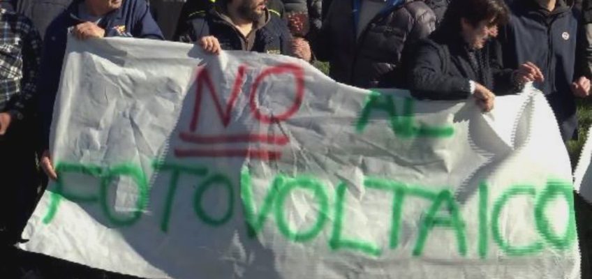 A VILLA FASTIGGI LA PROTESTA DEI COMITATI CONTRO LA COSTRUZIONE DELL’IMPIANTO FOTOVOLTAICO