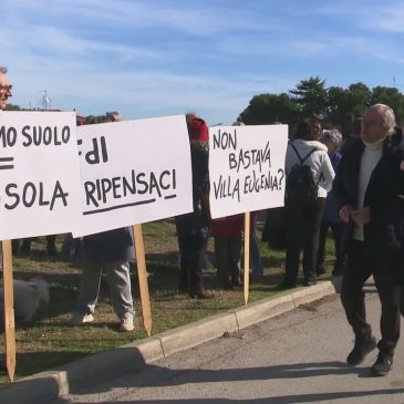 A CIVITANOVA UN FLASH MOB CONTRO LA CEMENTICAZIONE DELLA COLLINA DI COSTA MARTINA