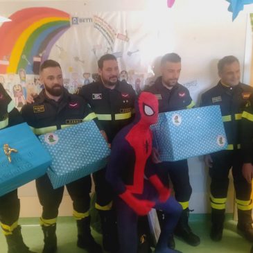 ALL’OSPEDALE DI FERMO I REGALI DI CARNEVALE AI BIMBI LI CONSEGNA SPIDERMAN