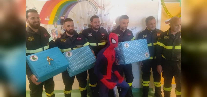 ALL’OSPEDALE DI FERMO I REGALI DI CARNEVALE AI BIMBI LI CONSEGNA SPIDERMAN