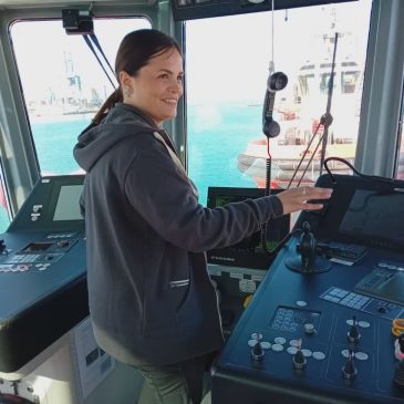 NEL PORTO DI ANCONA LA PRIMA DONNA AL COMANDO DI UN RIMORCHIATORE