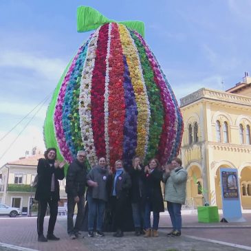 A SAN COSTANZO, IL MAXI UOVO DI PASQUA CON 7MILA ROSE ALL’UNCINETTO