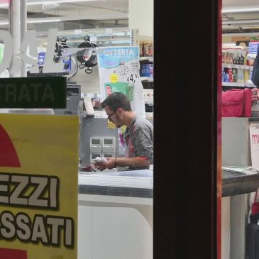 A JESI “CASSIERE CORAGGIO” SVENTA UNA RAPINA, E’ CACCIA AL BANDITO