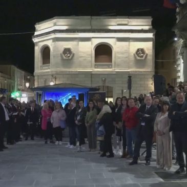 AD ASCOLI PICENO UNA FOLLA HA SALUTATO LA RIAPERTURA DI CORSO TRENTO E TRIESTE