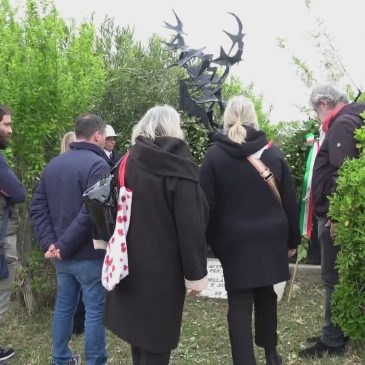 ANCONA, FERROVIERI E BAMBINI RICORDANO IL 25 APRILE