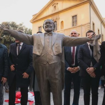 PESARO CELEBRA PAVAROTTI CON UNA STATUA DAVANTI AL TEATRO ROSSINI