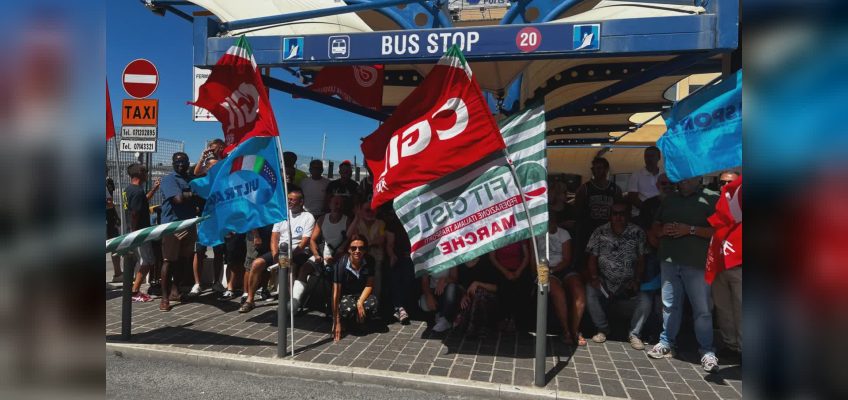 ANCONA, SIT IN DEI LAVORATORI DEL PORTO PER IL RINNOVO DEL CONTRATTO