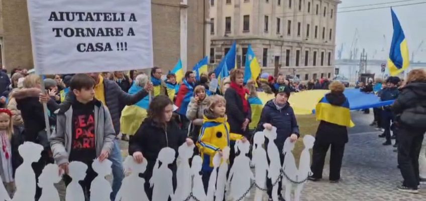 A TRE ANNI DALLA GUERRA IN UCRAINA AD ANCONA IL CORTEO PER LA PACE