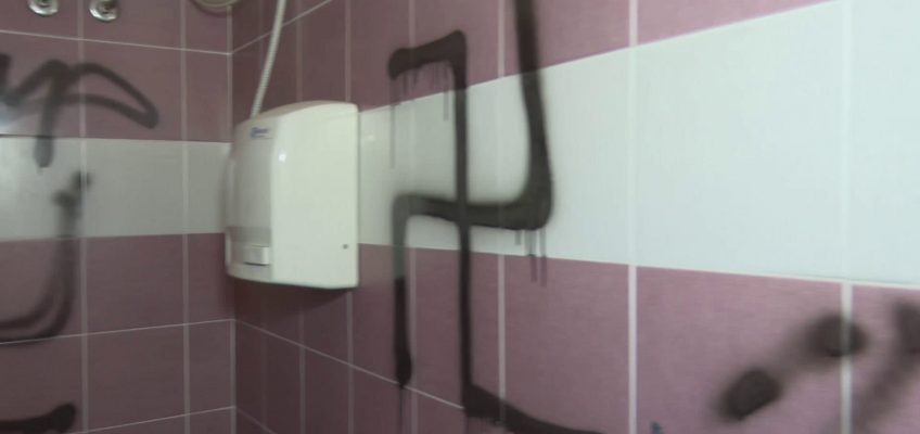 RAFFICA DI SVASTICHE DISEGNATE A PORTO POTENZA PICENA