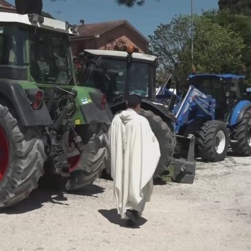 A CESOLO DI SAN SEVERINO MARCHE SFILATA E BENEDIZIONE DEI TRATTORI