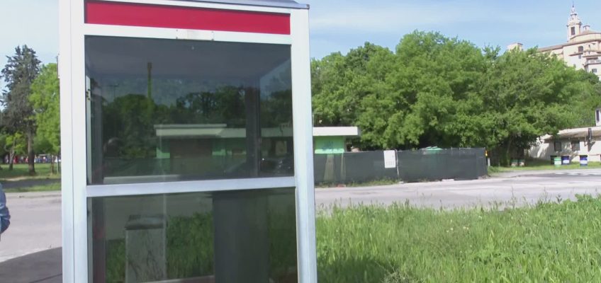JESI, TRE EX CABINE TELEFONICHE DIVENTANO BIBLIOCABINE