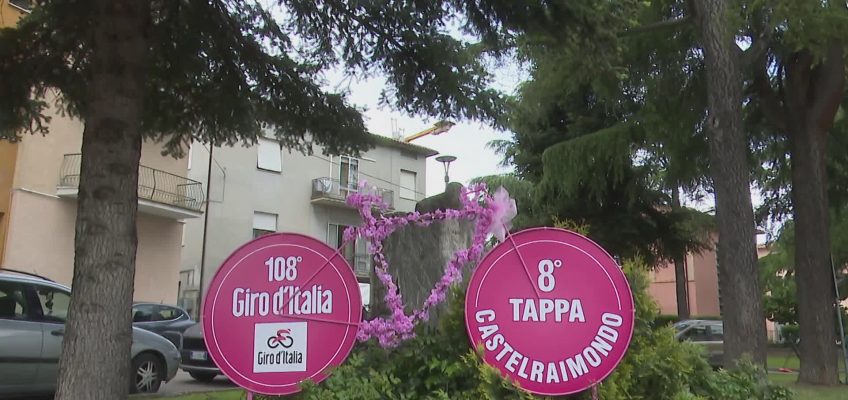 CASTELRAIMONDO SI TINGE DI ROSA PER IL GIRO D’ITALIA