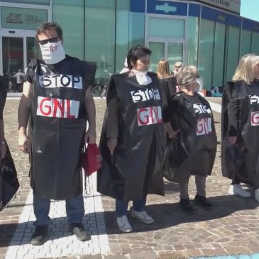 A PESARO IL “FOX MOB” CONTRO L’IMPIANTO GNL DELLA FOX PETROLI