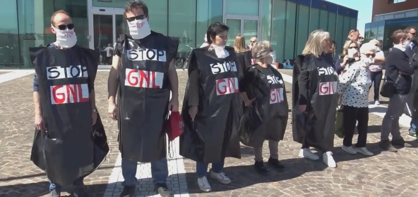 A PESARO IL “FOX MOB” CONTRO L’IMPIANTO GNL DELLA FOX PETROLI