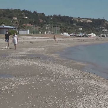 SULLA SPIAGGIA DI CAMPOFILONE LA PRIMA BANDIERA BLU