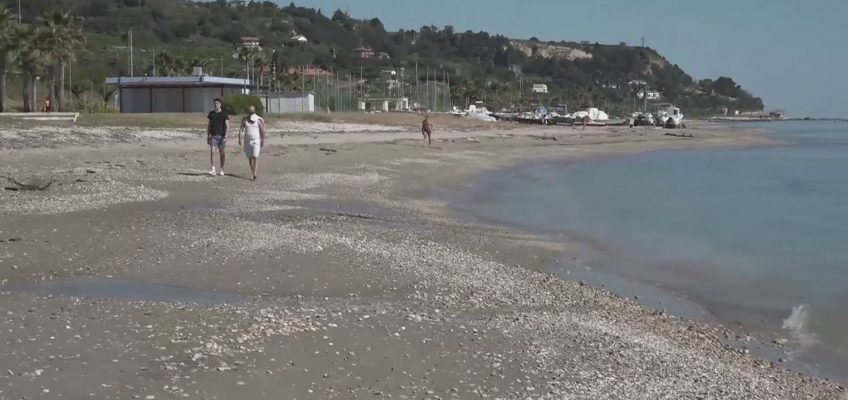 SULLA SPIAGGIA DI CAMPOFILONE LA PRIMA BANDIERA BLU