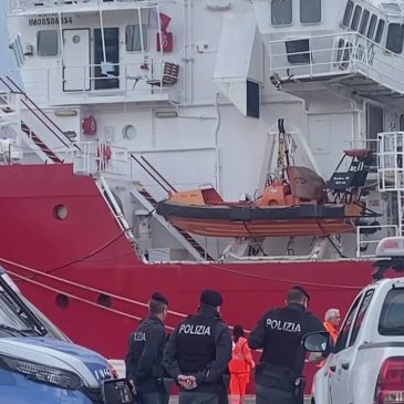 SBARCATA AL PORTO DI ANCONA LA OCEAN VIKING, TRE NEONATI E UNA DONNA INCINTA
