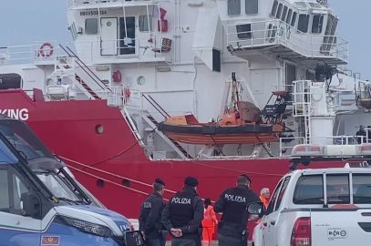 SBARCATA AL PORTO DI ANCONA LA OCEAN VIKING, TRE NEONATI E UNA DONNA INCINTA
