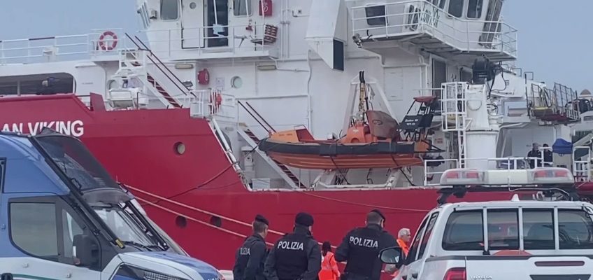 SBARCATA AL PORTO DI ANCONA LA OCEAN VIKING, TRE NEONATI E UNA DONNA INCINTA