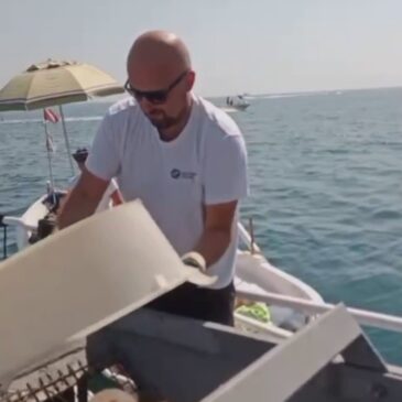 KOMAROS IN AZIONE PER PULIRE I FONDALI DEL PASSETTO DI ANCONA