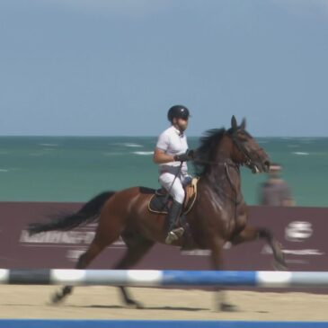 A PORTO SANT’ELPIDIO CAVALLI IN RIVA AL MARE CON “RIDING BY THE SEA”